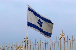 a bandeira azul e branca de israel com a estrela de davi de seis pontas. foto