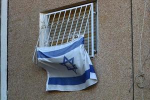 a bandeira azul e branca de israel com a estrela de davi de seis pontas. foto