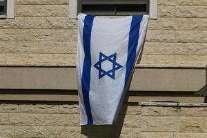 a bandeira azul e branca de israel com a estrela de davi de seis pontas. foto