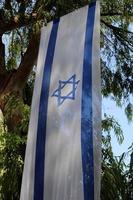 a bandeira azul e branca de israel com a estrela de davi de seis pontas. foto