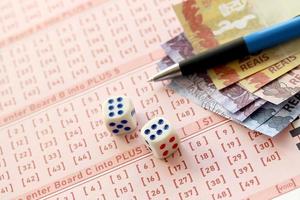 cubos de dados com notas de dinheiro brasileiro em branco do jogo de loteria. conceito de sorte e jogos de azar no brasil foto