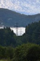 paisagem em uma área montanhosa. torres com linhas de energia nas montanhas foto