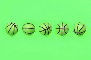 muitas pequenas bolas verdes para o jogo de esporte de basquete estão no fundo da textura foto