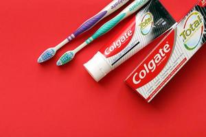ternopil, ucrânia - 23 de junho de 2022 creme dental e escovas de dentes colgate, marca de produtos de higiene bucal fabricados pela empresa americana de bens de consumo colgate-palmolive foto