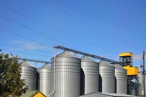 silos de aço para armazenamento de grãos e instalações de processamento. elevador moderno foto