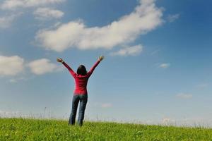 mulher jovem feliz ao ar livre na natureza foto