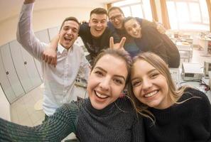 jovens estudantes felizes fazendo foto de selfie