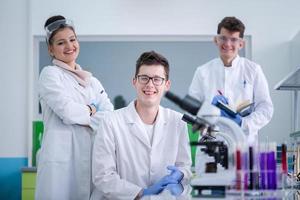 grupo de jovens estudantes de medicina fazendo pesquisa foto