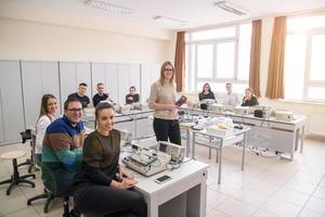 alunos fazendo prática na sala de aula eletrônica foto