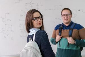 retrato de jovens estudantes na frente do quadro-negro foto