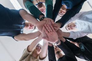 alunos comemorando projeto concluído com sucesso foto