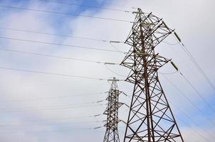 torre elétrica de alta tensão. poste de transmissão de eletricidade foto