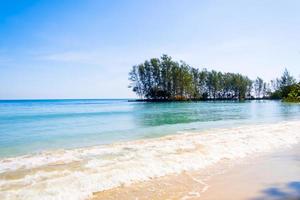 belo mar na praia tropical como paisagem de verão com céu azul foto