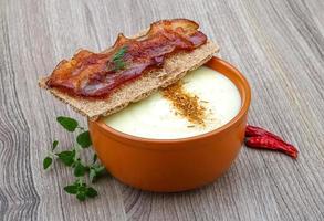 sopa de queijo na madeira foto