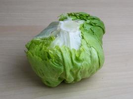 salada de iceberg na madeira foto
