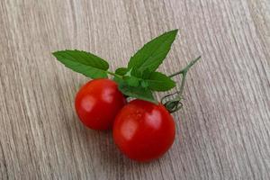 tomate cereja na madeira foto