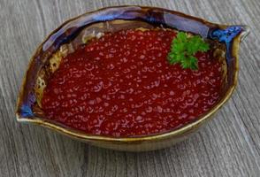 caviar vermelho na madeira foto