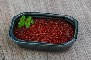 caviar vermelho na madeira foto