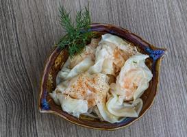 wonton de camarão na madeira foto