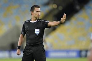 rio, brasil - 11 de abril de 2018 - nicolas gallo árbitro na partida entre fluminense e nacional potossi pelo campeonato sulamerica no estádio do maracana foto