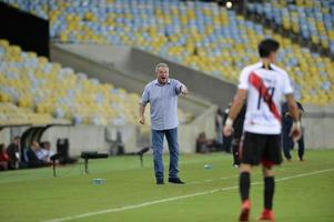 rio, brasil - 11 de abril de 2018 - abel braga coachin jogo entre fluminense e nacional potossi pelo campeonato sulamerica no estádio do maracana foto