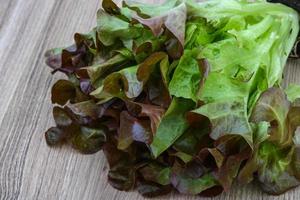 salada de carvalho na madeira foto