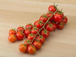 tomate cereja na madeira foto