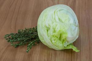 salada de iceberg na madeira foto