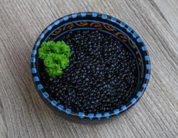 caviar preto na madeira foto