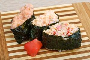 prato de sushi gunkan foto