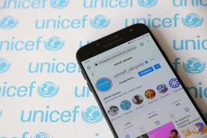 ternopil, ucrânia - 2 de maio de 2022 conta do instagram da unicef na tela do smartphone - programa das nações unidas que fornece assistência humanitária e de desenvolvimento para crianças foto