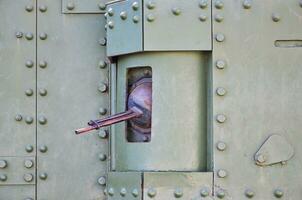 a textura da parede do tanque, feita de metal e reforçada com uma infinidade de parafusos e rebites. imagens da cobertura de um veículo de combate da segunda guerra mundial com uma metralhadora guiada foto