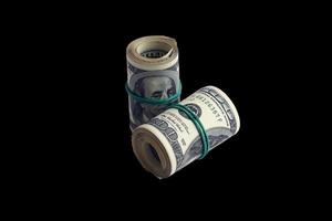 pacote de notas de dólar dos eua isoladas em preto. pacote de dinheiro americano com alta resolução em fundo preto perfeito foto