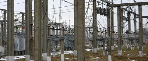 usina é uma estação de transformação. muitos cabos, postes e fios, transformadores. eletroenergia. foto