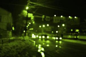 paisagem borrada da cidade à noite foto
