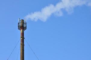 tubo de vapor de chaminé de planta de fabricação industrial foto