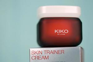 kharkiv, ucrânia - 16 de dezembro de 2021 pote de creme kiko milano com logotipo da empresa. kiko milano é uma marca italiana de cosméticos foto