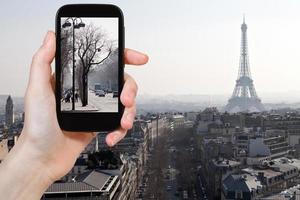 turista tirando foto de avenidas em paris na primavera