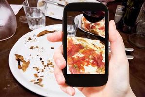turista fotografa pizza italiana com presunto de parma foto