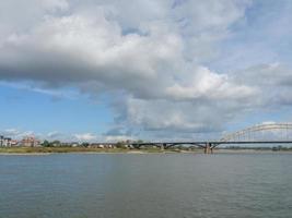 a cidade de nijmegen no rio waal na holanda foto