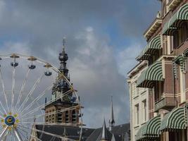 a cidade de nijmegen no rio waal na holanda foto