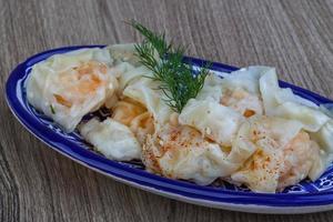 wonton de camarão na madeira foto