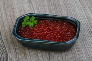 caviar vermelho na madeira foto