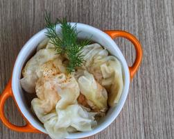 wonton de camarão na madeira foto