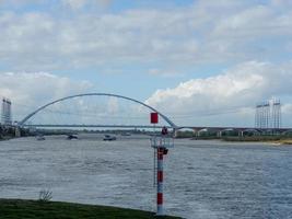 a cidade de nijmegen no rio waal na holanda foto