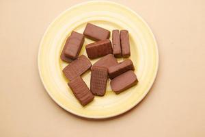 chocolate escuro em um prato na vista de mesa foto