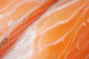 tiro de detalhe de bife de salmão cru e fresco foto