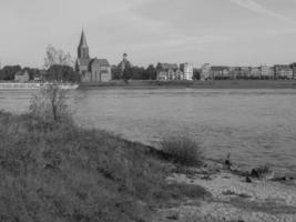 a cidade de emmerich no rio reno foto