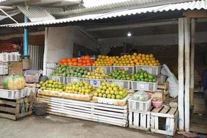 frutaria tradicional com todo o tipo de variedade no cabaz. fundo do mercado de frutas foto