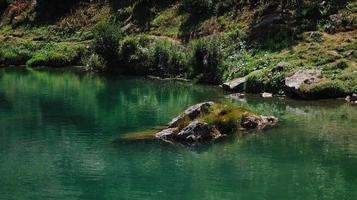 o belo lago de terrasole, nas montanhas de limone piemonte nos alpes piemonteses em agosto de 2022 foto